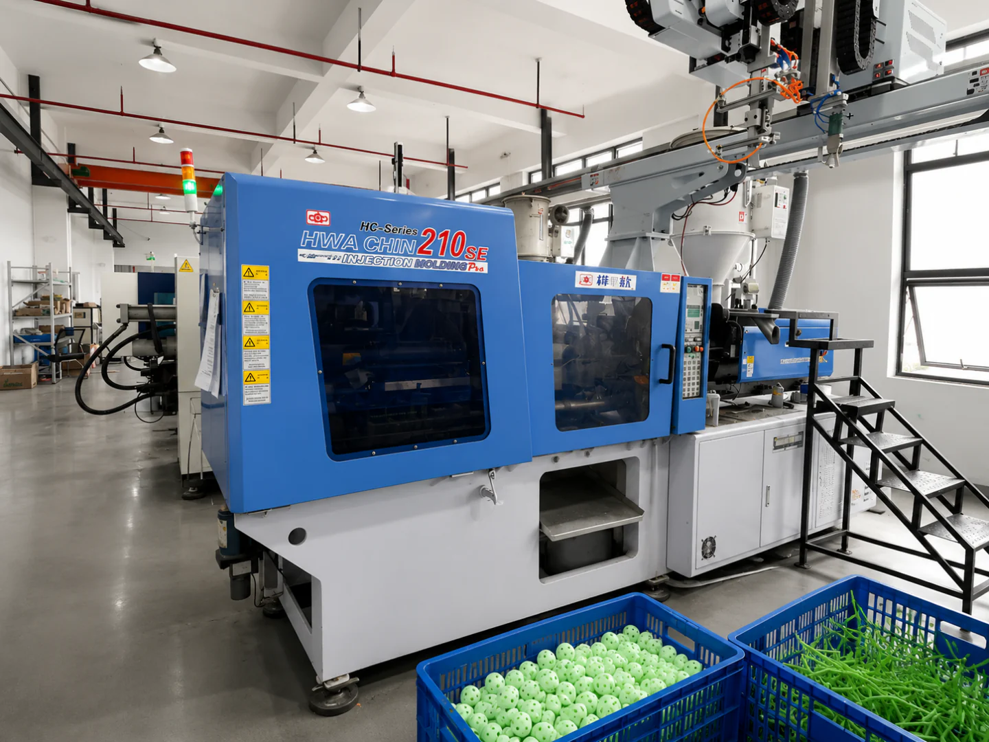 Hwa Chin 210SE Injection Machine