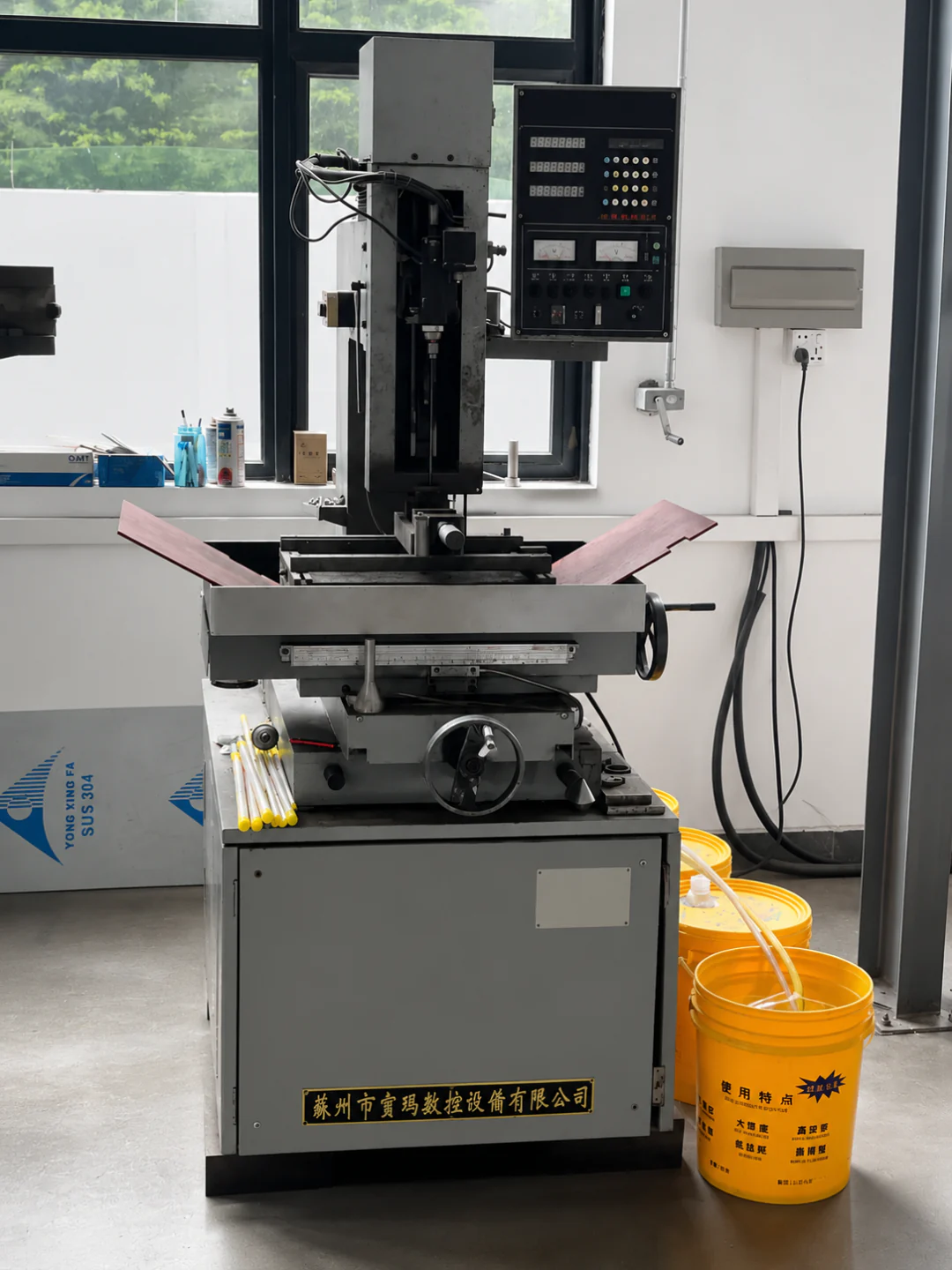 EDM Hole Drilling Machine